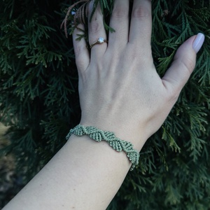 Brățară verde cu frunzulițe � împletitură lucrată manual - bijuterii - brățări - brățări împletite - Artynos.ro