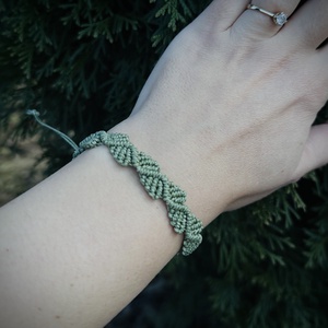 Brățară verde cu frunzulițe � împletitură lucrată manual - bijuterii - brățări - brățări împletite - Artynos.ro