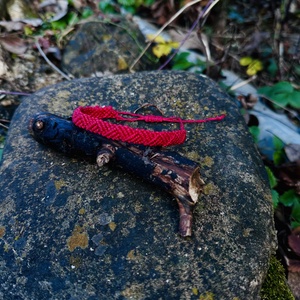 Brățară roșie împletită, ajustabilă, lucrată manual - bijuterii - brățări - brățări împletite - Artynos.ro