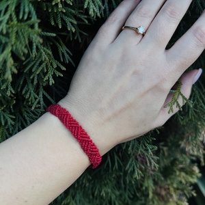 Brățară roșie împletită, ajustabilă, lucrată manual - bijuterii - brățări - brățări împletite - Artynos.ro