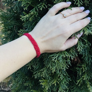 Brățară roșie împletită, ajustabilă, lucrată manual - bijuterii - brățări - brățări împletite - Artynos.ro