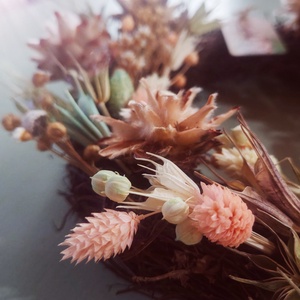 Coronita din nuieluse de lemn si flori naturale uscate - casă & stil de viață - accesorii pentru decorat casa - suport de flori - coronițe decor - Artynos.ro