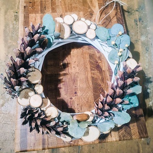 Coronita naturala din nuieleuse albe si elemente de lemn, pentru Craciun - crăciun - decorațiuni de advent - coroniță advent - Artynos.ro