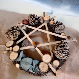 Coronita naturala din nuieleuse si elemente de lemn, pentru Craciun - crăciun - decorațiuni de advent - coroniță advent - Artynos.ro