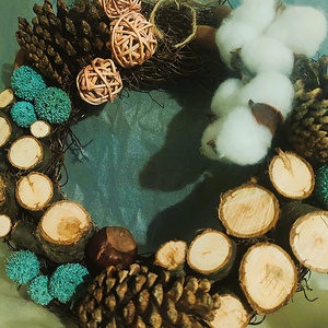 Coronita naturala din nuieleuse si elemente de lemn, pentru Craciun - crăciun - decorațiuni de advent - coroniță advent - Artynos.ro