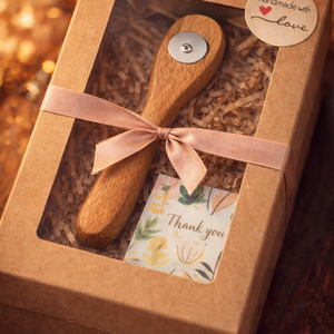 Deschizator ingenios de sticle lucrat manual din lemn masiv de stejar, cu magnet, ambalat cadou - casă & stil de viață - echipamente de bucătărie - accesorii de servire - linguri și furculițe artizanale - Artynos.ro