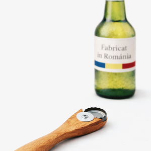 Deschizator ingenios de sticle lucrat manual din lemn masiv de stejar, cu magnet, ambalat cadou, Casa & Stil de viata, Echipamente de bucatarie, Accesorii de servire, Linguri si furculite artizanale, Prelucrarea lemnului, ARTYNOS