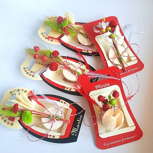 Set 10 Martisoare tip brosa lucrate manual, pe suport de lemn si cu flori naturale uscate, ambalaj traditional, Bijuterii, Martisor, Aranjament de flori, Prelucrarea lemnului, ARTYNOS