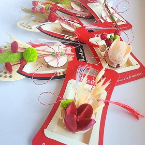 Set 10 Martisoare tip brosa lucrate manual, pe suport de lemn si cu flori naturale uscate, ambalaj traditional - bijuterii - mărțișor - Artynos.ro