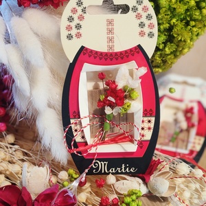 Set 10 Martisoare tip brosa lucrate manual, pe suport de lemn si cu flori naturale uscate, ambalaj traditional - bijuterii - mărțișor - Artynos.ro