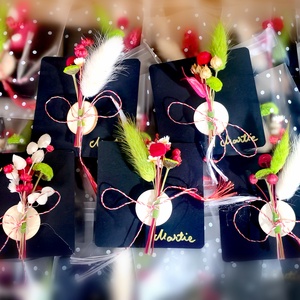 Set 10 Martisoare tip brosa lucrate manual, pe suport de lemn si cu flori naturale uscate, cartonas negru - Artynos.ro