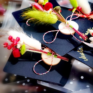 Set 10 Martisoare tip brosa lucrate manual, pe suport de lemn si cu flori naturale uscate, cartonas negru - bijuterii - mărțișor - Artynos.ro