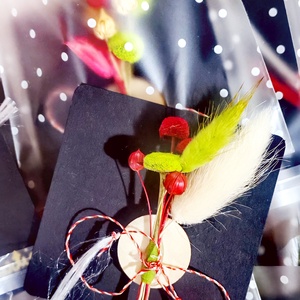 Set 10 Martisoare tip brosa lucrate manual, pe suport de lemn si cu flori naturale uscate, cartonas negru - bijuterii - mărțișor - Artynos.ro