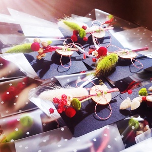 Set 10 Martisoare tip brosa lucrate manual, pe suport de lemn si cu flori naturale uscate, cartonas negru - bijuterii - mărțișor - Artynos.ro