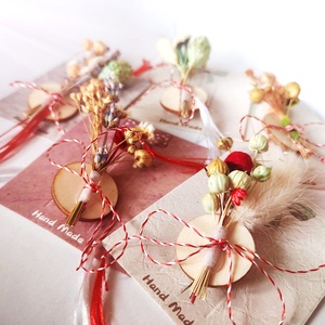 Set 10 Martisoare tip brosa lucrate manual, multicolore, pe suport de lemn si cu flori naturale uscate, Bijuterii, Martisor, Aranjament de flori, Prelucrarea lemnului, ARTYNOS