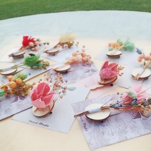 Set 10 Martisoare tip brosa lucrate manual, multicolore, pe suport de lemn si cu flori naturale uscate - bijuterii - mărțișor - Artynos.ro