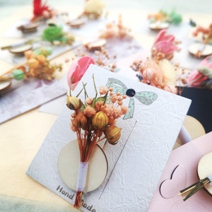 Set 10 Martisoare tip brosa lucrate manual, multicolore, pe suport de lemn si cu flori naturale uscate - bijuterii - mărțișor - Artynos.ro