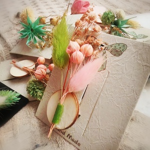 Set 10 Martisoare tip brosa lucrate manual, multicolore, pe suport de lemn si cu flori naturale uscate - bijuterii - mărțișor - Artynos.ro