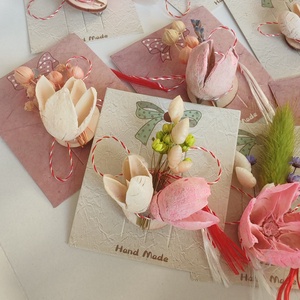 Set 10 Martisoare tip brosa lucrate manual, pe suport de lemn si cu flori naturale uscate in nuante pastel, Bijuterii, Martisor, Aranjament de flori, Prelucrarea lemnului, ARTYNOS