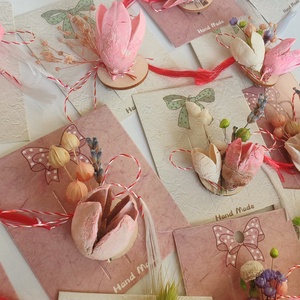 Set 10 Martisoare tip brosa lucrate manual, pe suport de lemn si cu flori naturale uscate in nuante pastel - bijuterii - mărțișor - Artynos.ro