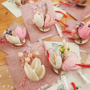 Set 10 Martisoare tip brosa lucrate manual, pe suport de lemn si cu flori naturale uscate in nuante pastel - bijuterii - mărțișor - Artynos.ro