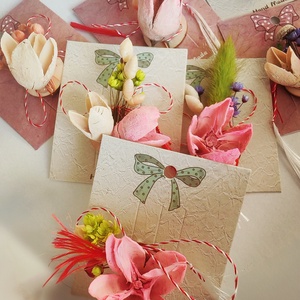 Set 10 Martisoare tip brosa lucrate manual, pe suport de lemn si cu flori naturale uscate in nuante pastel - bijuterii - mărțișor - Artynos.ro