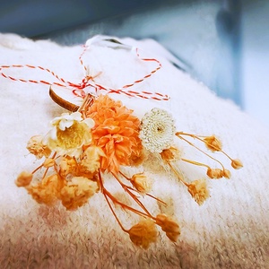 Set 10 Martisoare tip brosa lucrate manual, multicolore, pe suport de lemn si cu flori naturale uscate - bijuterii - mărțișor - Artynos.ro