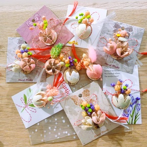 Set 10 Martisoare tip brosa lucrate manual, pe suport de lemn si cu flori naturale uscate in nuante pastel - Artynos.ro