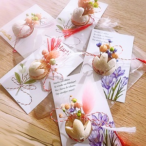 Set 10 Martisoare tip brosa lucrate manual, pe suport de lemn si cu flori naturale uscate in nuante pastel - bijuterii - mărțișor - Artynos.ro