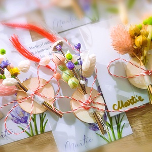 Set 10 Martisoare tip brosa lucrate manual, multicolore, pe suport de lemn si cu flori naturale uscate - bijuterii - mărțișor - Artynos.ro