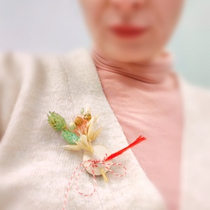 Set 10 Martisoare tip brosa lucrate manual, multicolore, pe suport de lemn si cu flori naturale uscate - bijuterii - mărțișor - Artynos.ro