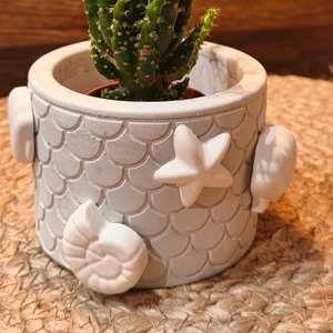 Ghiveci gri-alb, textura solzi, cu tema marina, Casa & Stil de viata, Decoratiuni de casa, Accesorii florale, Ghiveci de plante, Ceramica, ARTYNOS