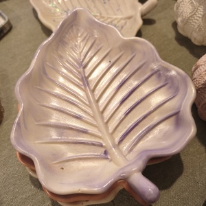 Tavita frunza pentru bijuterii, ceramica, culori diverse - bijuterii - suporturi și cutii de bijuterii - stand bijuterii - Artynos.ro