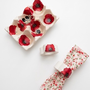 Suport de oua cu model maci si inele de servetele, Decor de sarbatori, Decoratiuni de Paste, Decor masa de Paste, Ceramica, Decoupage, transfer si tehnici servetel, Suport de oua (6 sloturi) cu model maci si 4 inele de servetele, realizate manual, din ceramica, pe..., ARTYNOS