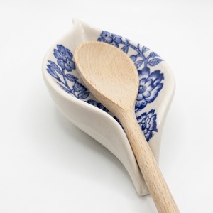 Suport de lingura (lingura inclusa), Casa & Stil de viata, Echipamente de bucatarie, Accesorii de servire, Linguri si furculite artizanale, Ceramica, Decoupage, transfer si tehnici servetel, Suport de lingura (lingura inclusa) cu flori albastre, ideal pentru bucatarie, cu design mediterane..., ARTYNOS