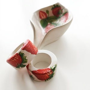 Set de 5 piese - model căpșună (suport lingură, inele servețele, suport ouă) - decor de sărbători - decorațiuni de paște - decor masă de paște - Artynos.ro