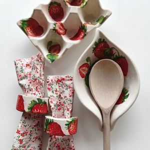 Set de 5 piese - model capsuna (suport lingura, inele servetele, suport oua) - Artynos.ro