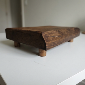 Suport din lemn masiv pentru plante/lumanari/decor de masa, Casa & Stil de viata, Decoratiuni de casa, Decoratiuni de masa si rafturi, Decoratiuni de masa, Prelucrarea lemnului, Adauga un accent boho vintage cu acest suport dreptunghiular din lemn masiv, ridicat pe patru picio..., ARTYNOS