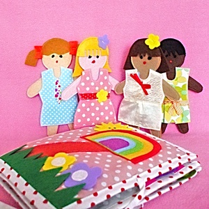 Carte textila cu 4 papusi din fetru ,casa papusilor multi etnice  , cadou educativ pentru aniversare., Jucării și echipamente pentru copii, Cărți pentru copii, cărți textile, Cusătură, ARTYNOS