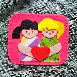 Brosa din fetru ,cadou handmade pentru mame ,bunici ,sotii ,colege ,educatoare ,cadou de 8 Martie. - Artynos.ro