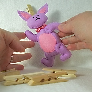Rila Iepurila ,jucarie sau decoratie de Pasti pentru camera copilului,Jucarie de agatat la carucior, cadou pentru baby. - Artynos.ro