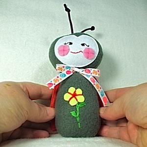 Buburuza zornaitoare pentru bebelusi ,cadou pentru botez ,jucarie handmade pentru nou nascut. - jucării și echipamente pentru copii - plușuri - figurine de pluș - Artynos.ro