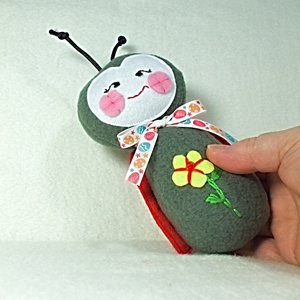 Buburuza zornaitoare pentru bebelusi ,cadou pentru botez ,jucarie handmade pentru nou nascut. - jucării și echipamente pentru copii - plușuri - figurine de pluș - Artynos.ro