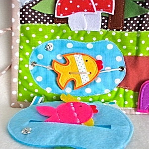 Panou textil senzorial cu activitati interactive , familia de ursi si prietenul iepurila in excursie. - jucării și echipamente pentru copii - cărți pentru copii, cărți textile - Artynos.ro