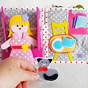 Carte senzoriala Mama si Bebe ,4 pagini cu activtati in casa papusilor ,cadou pentru fetite mai mari de 3 ani. - jucării și echipamente pentru copii - cărți pentru copii, cărți textile - Artynos.ro
