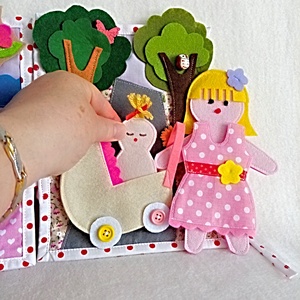 Carte senzoriala Mama si Bebe ,4 pagini cu activtati in casa papusilor ,cadou pentru fetite mai mari de 3 ani. - jucării și echipamente pentru copii - cărți pentru copii, cărți textile - Artynos.ro