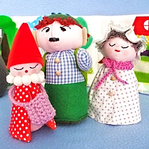 Scufita Rosie ,carte senzoriala cu papusi de poveste pentru prescolari. - jucării și echipamente pentru copii - cărți pentru copii, cărți textile - Artynos.ro