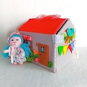 Casuta portabila din fetru si papusa ,jucarie handmade pentru fetite., Jucarii si echipamente pentru copii, Jucarii si accesorii pentru copii, Casa de papusi si mobila , Cusatura, Papusi si fabricare de marionete, O jucarie delicata si unica, realizata manual din fetru de calitate, ideala pentru micutele care iu..., ARTYNOS