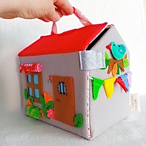 Casuta portabila din fetru si papusa ,jucarie handmade pentru fetite. - jucării și echipamente pentru copii - jucării și accesorii pentru copii - casă de păpuși și mobilă  - Artynos.ro