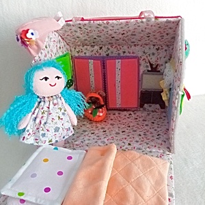 Casuta portabila din fetru si papusa ,jucarie handmade pentru fetite. - jucării și echipamente pentru copii - jucării și accesorii pentru copii - casă de păpuși și mobilă  - Artynos.ro